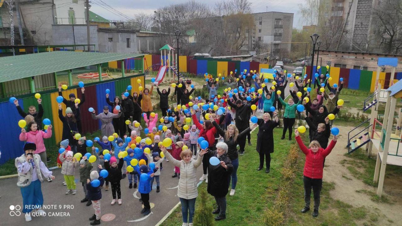 Зарядку разом із вихователями та батьками робили вихованці рівненського дитсадка «Вишенька»