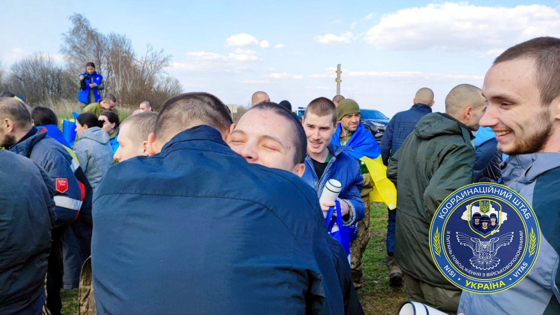 Додому повернулися з полону ще 100 військовослужбовців