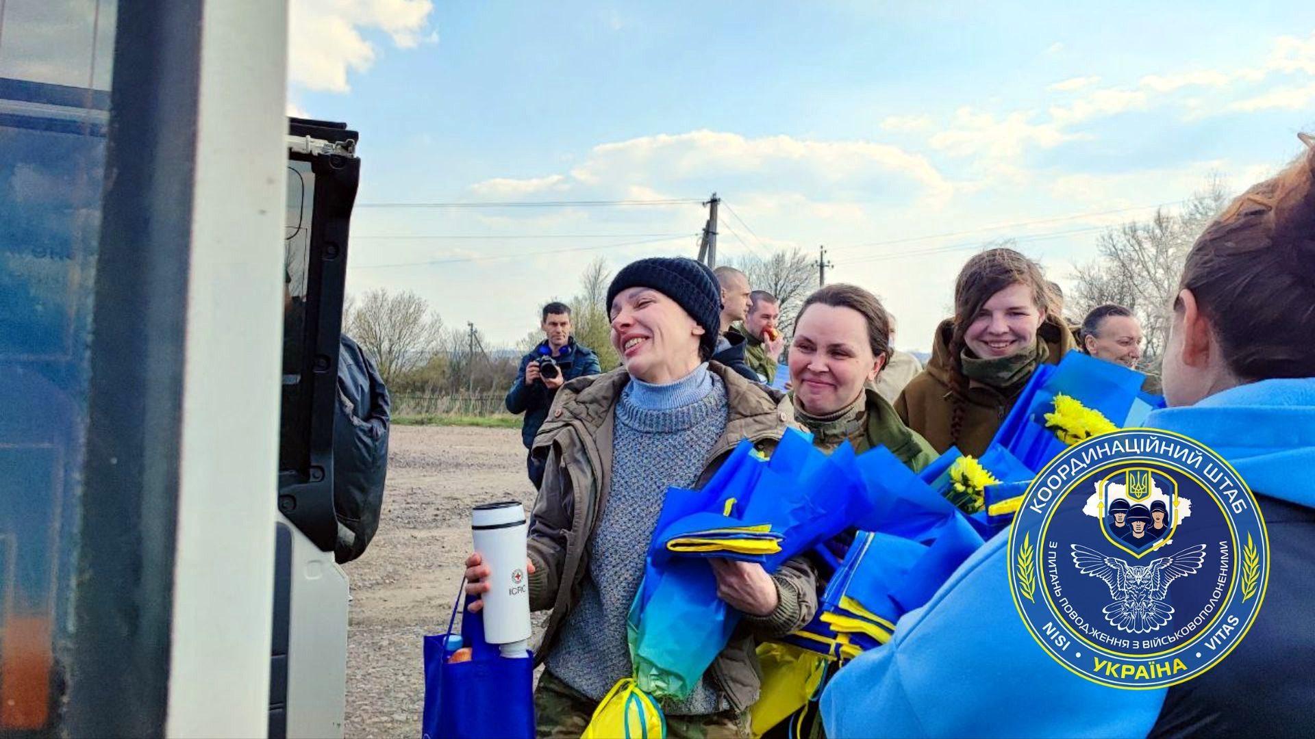 Додому повернулися з полону ще 100 військовослужбовців