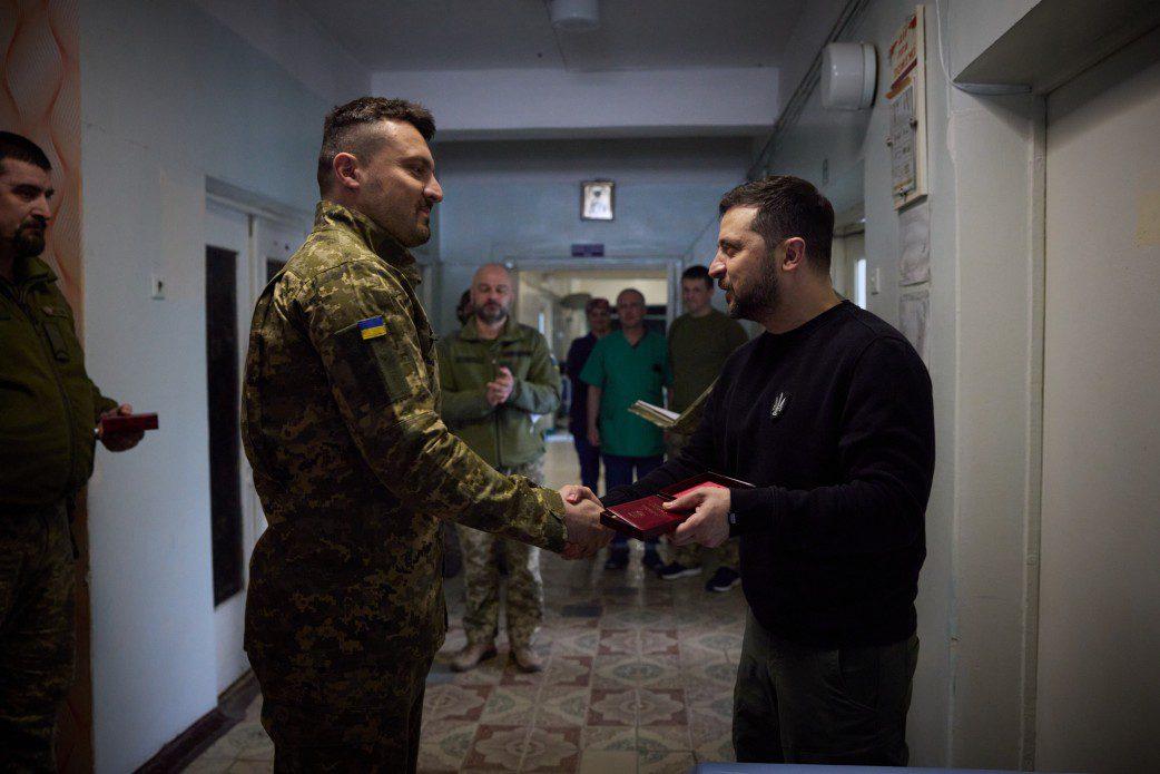 Глава держави відвідав передові позиції українських захисників на Донеччині