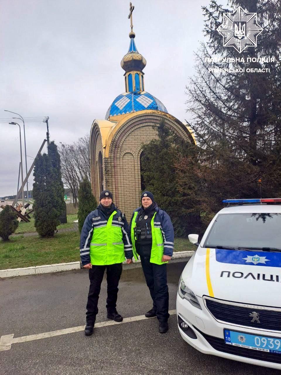 Дубенські патрульні допомогли волонтеру, який не встиг на автобус