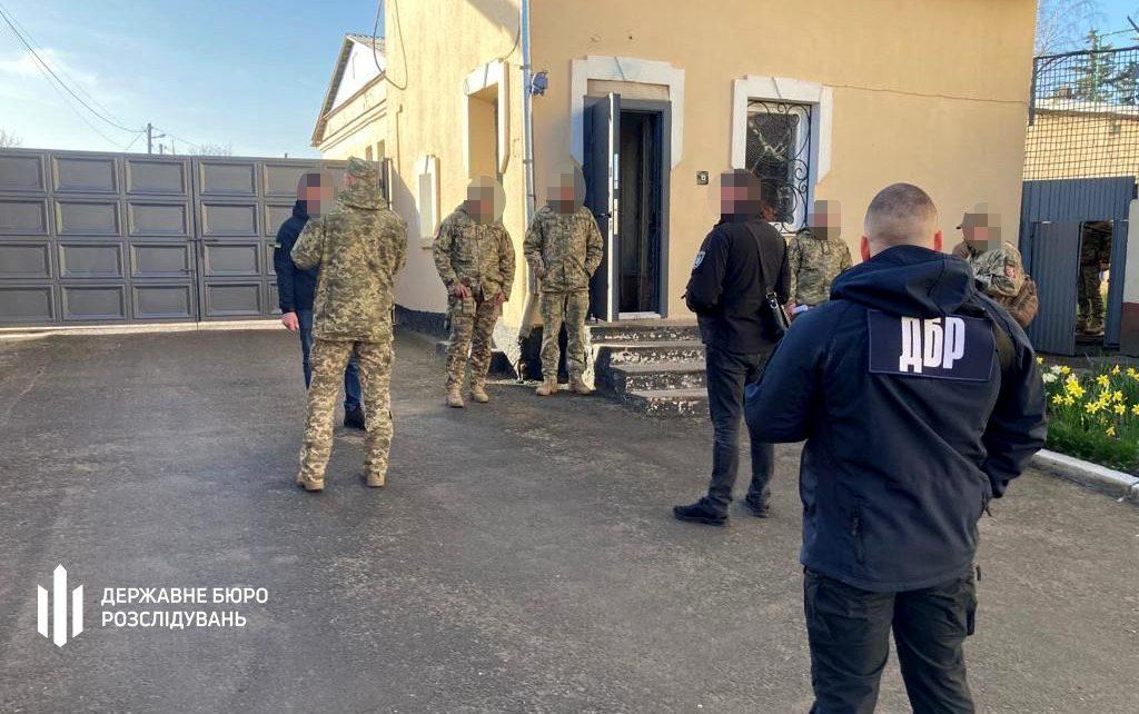 ДБР у військовій частині.