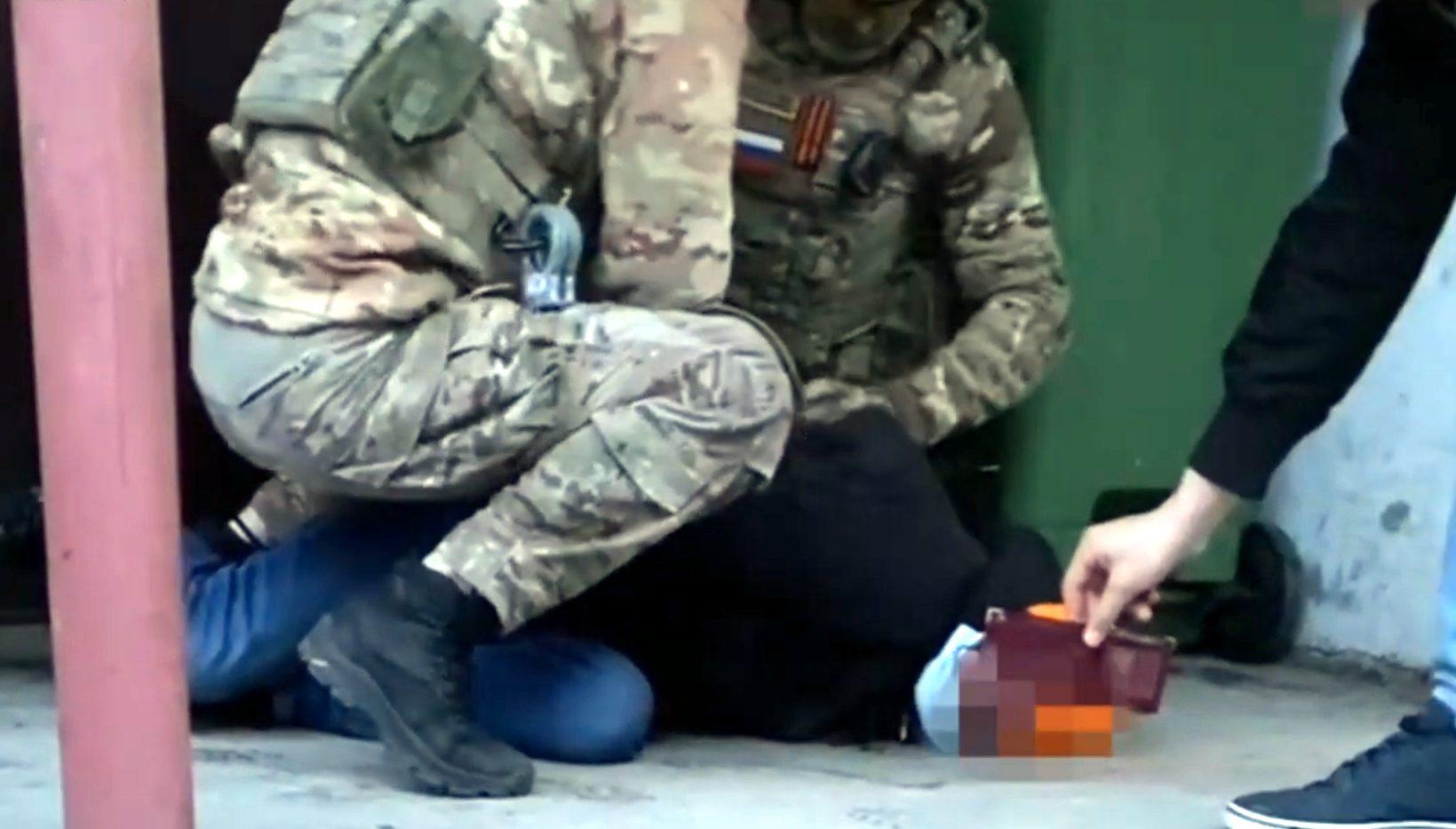 ФСБ затримує сімейну пару за шпигунство.