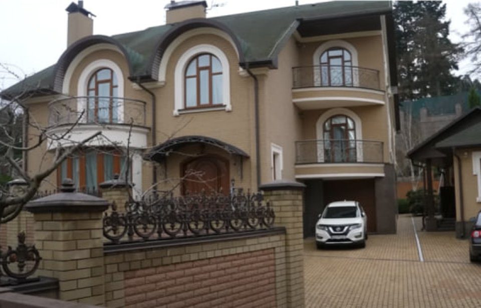 Митрополит Павло володіє маєтком за $1 млн та дорогими автомобілями (відео)