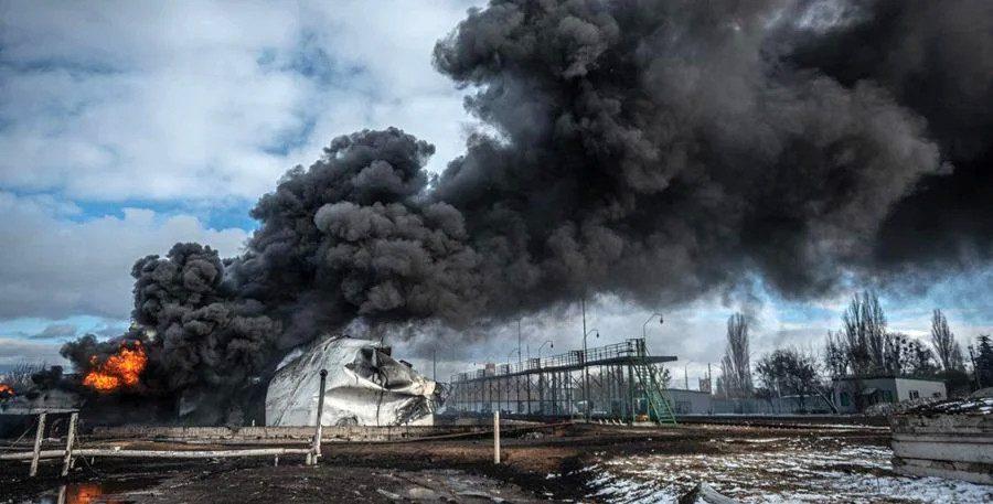 Горить підприємство.
