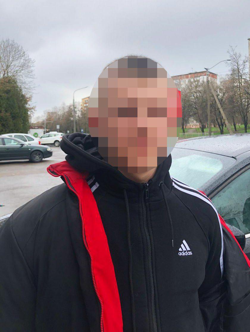 У Рівному поліцейські викрили 20-річного закладчика канабісу