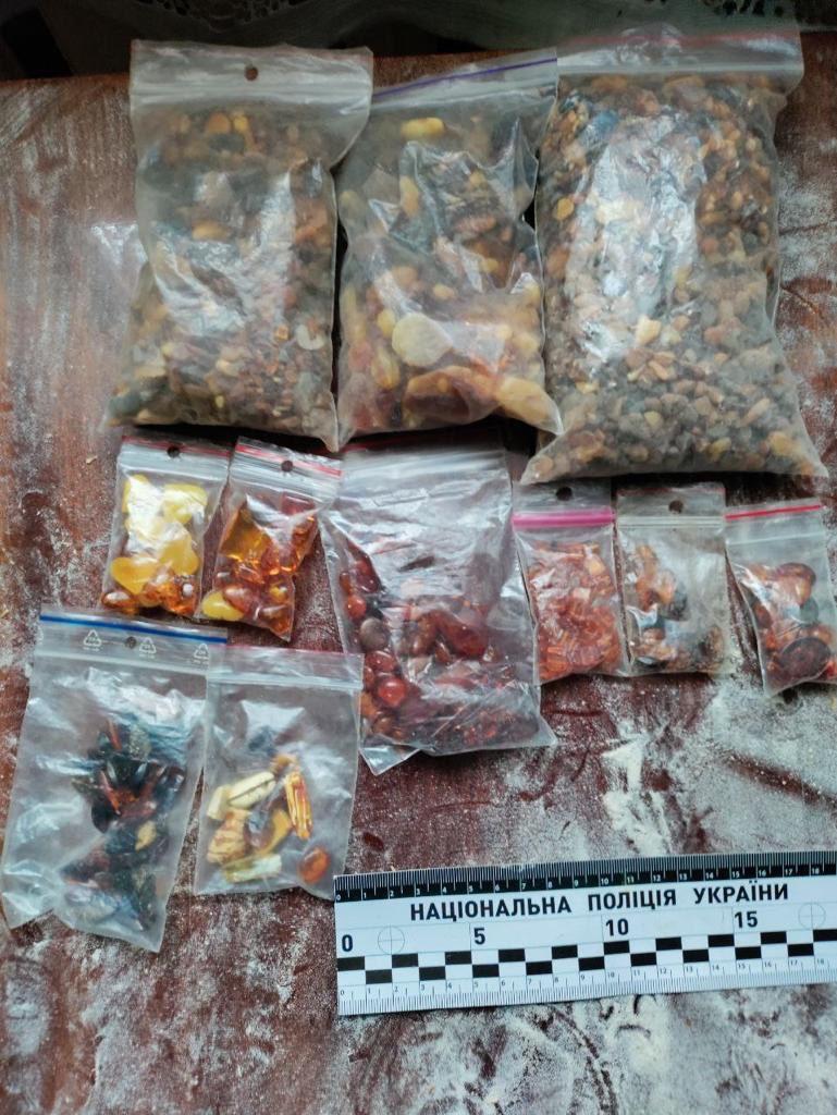 Поліцейські шукали викрадені електроінструменти, а викрили підпільний цех з обробки бурштину