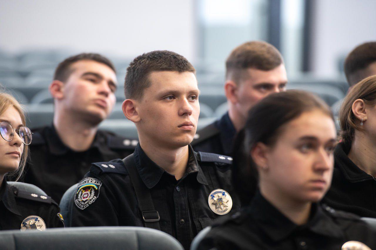 Отримали погони та одразу на службу: поліція Рівненщини поповнилася 56 молодими офіцерами