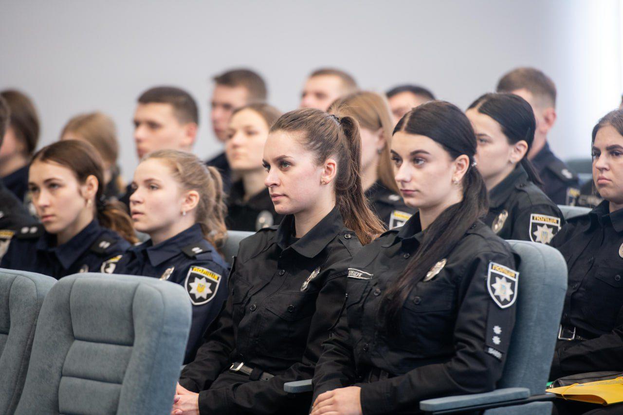 Отримали погони та одразу на службу: поліція Рівненщини поповнилася 56 молодими офіцерами