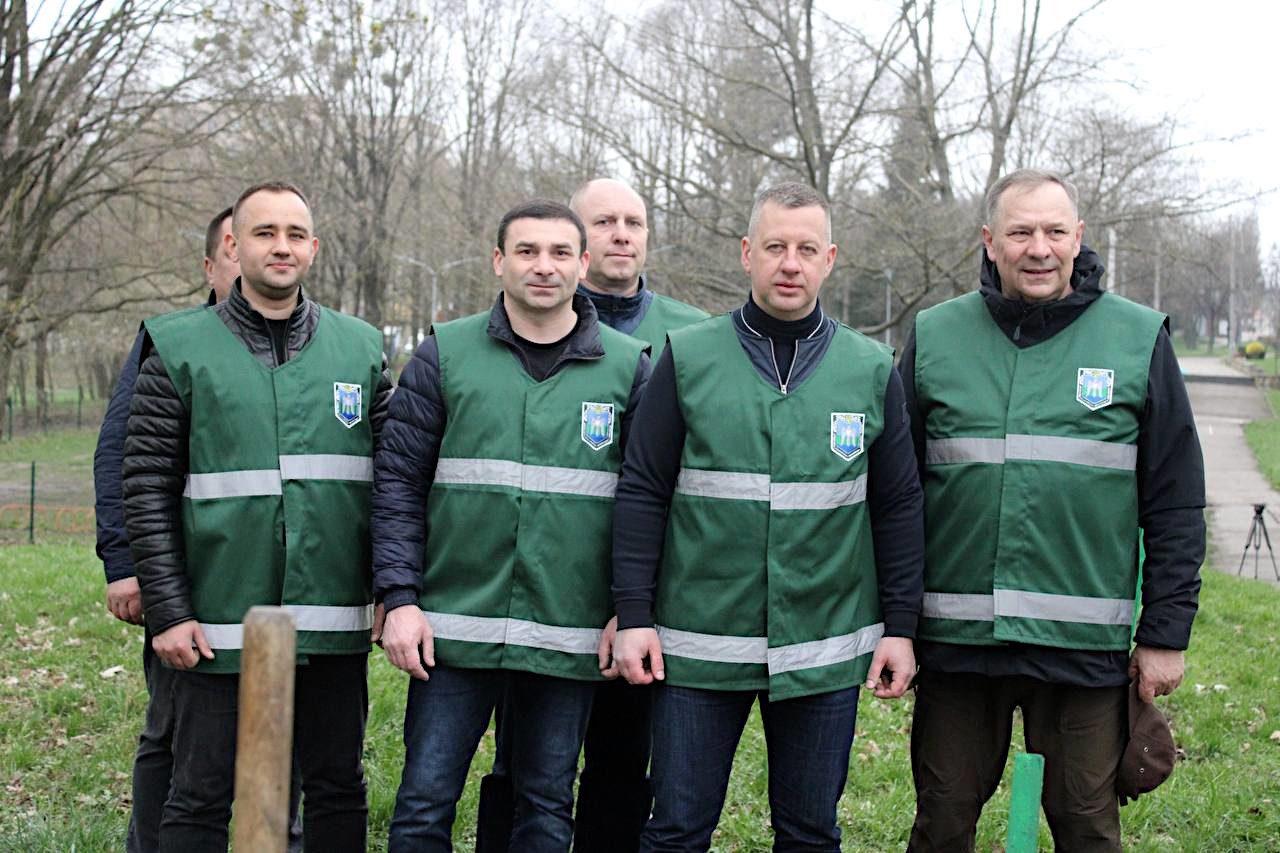 В рамках всеукраїнської акції у Рівному висадили понад два десятки Шевченкових дубів
