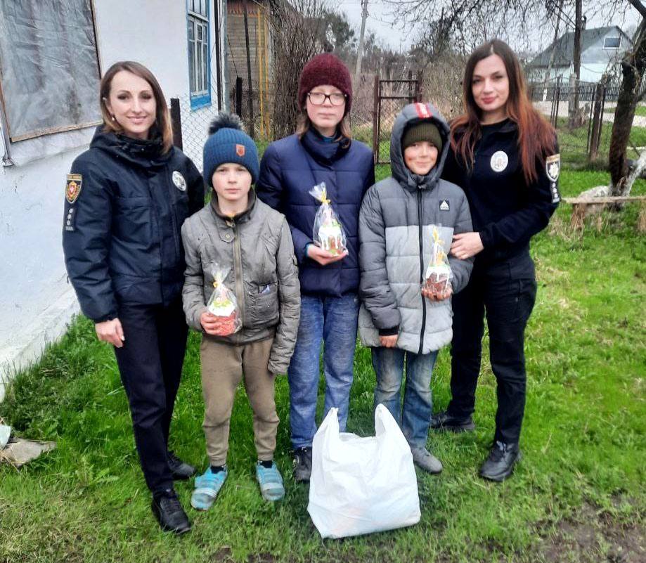 Добро на Великдень: корецькі та рокитнівські поліцейські відвідали діток