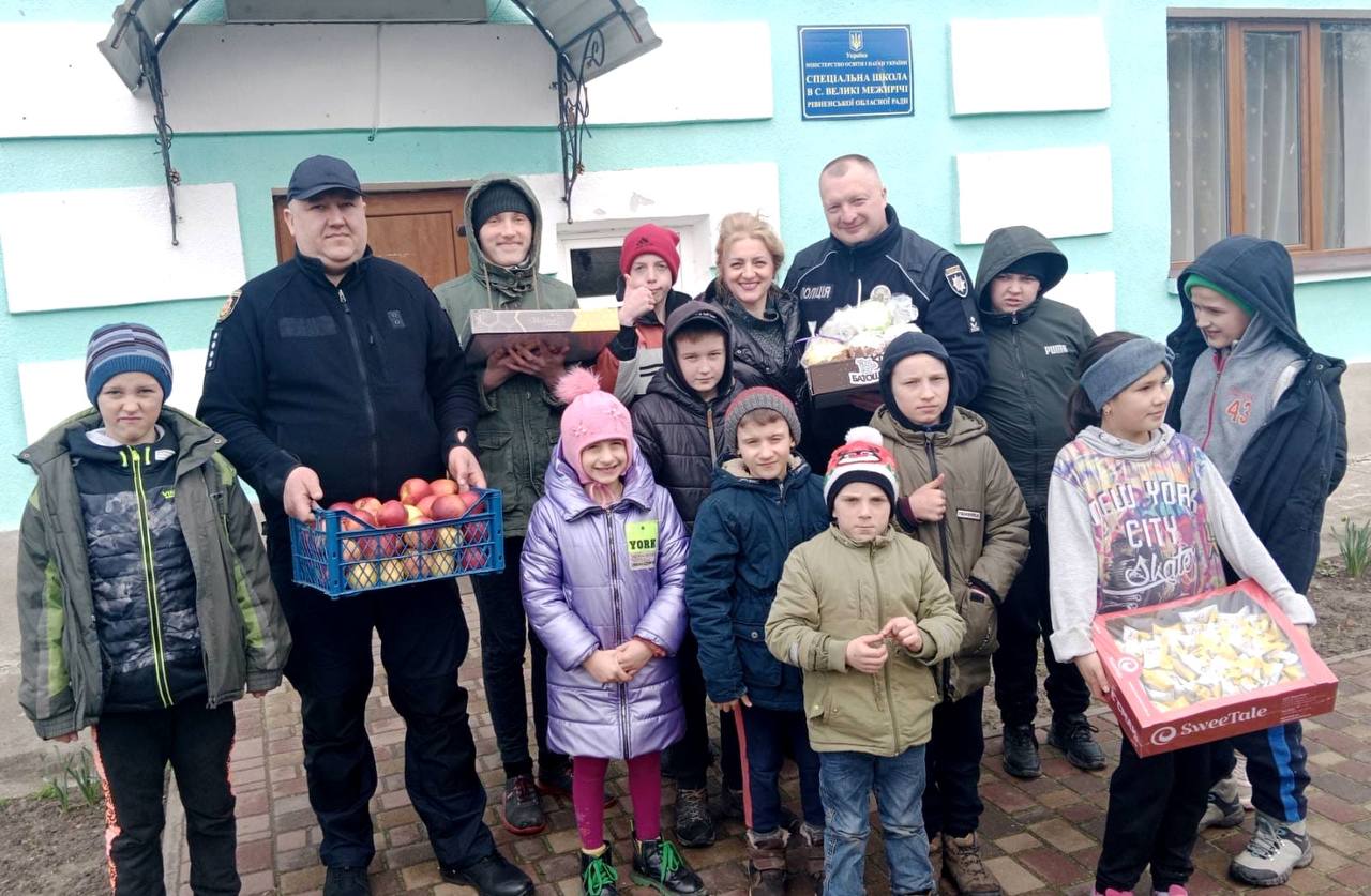 Поліцейські відвідують дітей.