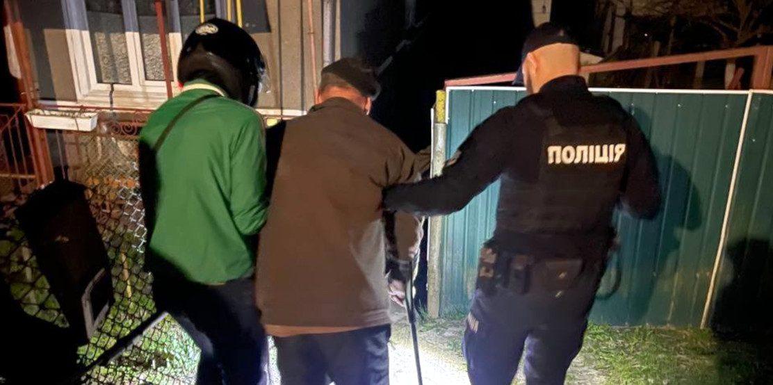 Патрульні допомагають літньому чоловікові.