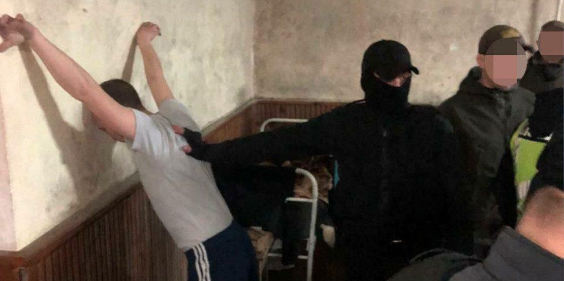 Поліція проводить обшук у колонії.
