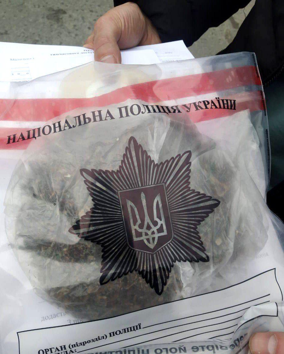 Канабіс та обріз рушниці виявили поліцейські у жителя Сарненщини