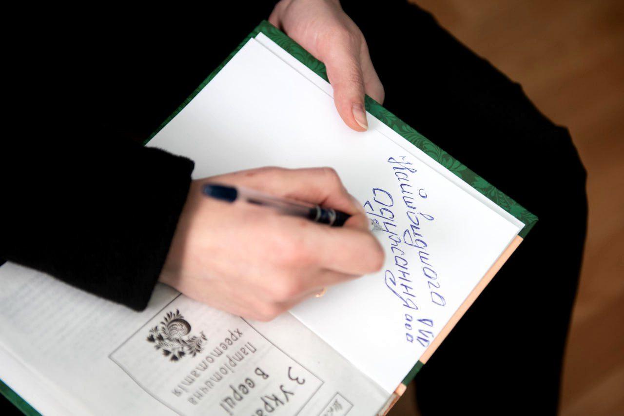 Поліцейські Рівненщини долучилися до проєкту МВС «Книга героям»