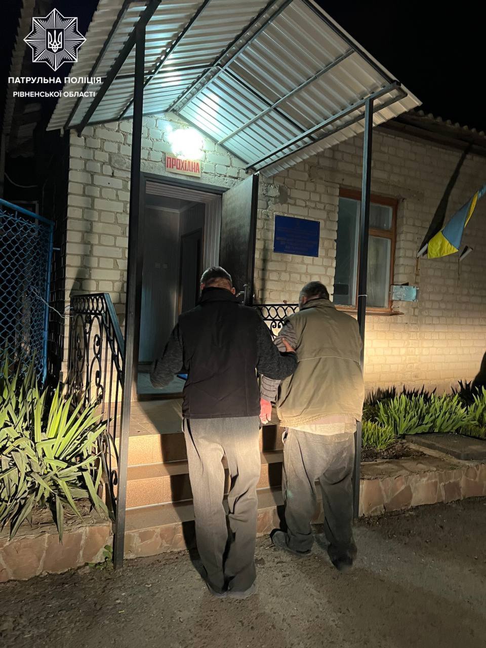 Дубенські патрульні допомогли чоловіку похилого віку, який загубився