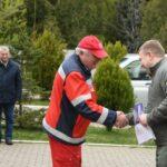 Віталій Коваль вручає ключі від швидких.