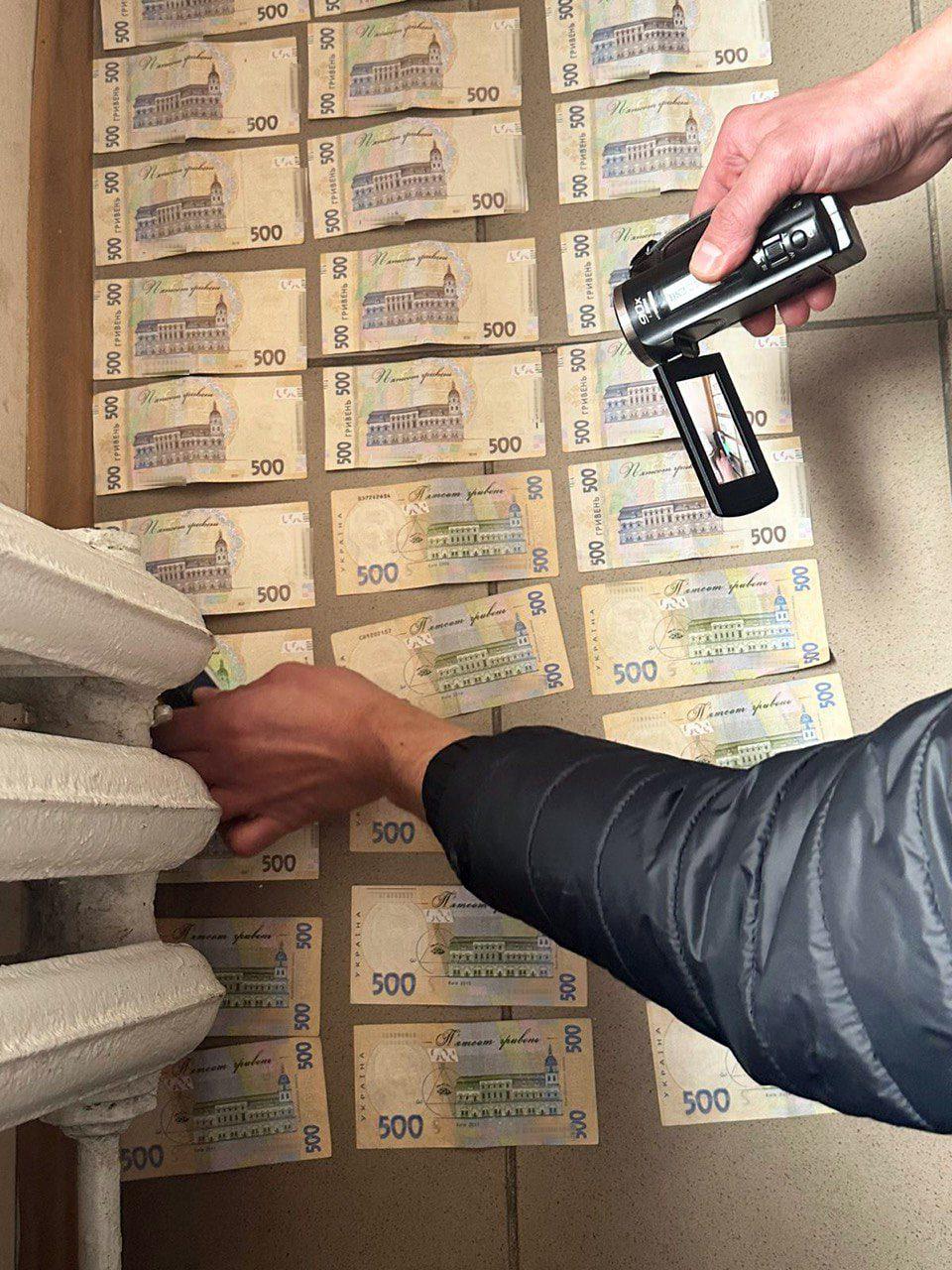 У Рівному поліцейські затримали посадовця під час отримання хабаря