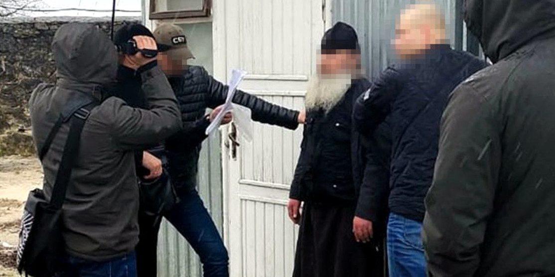 Вручення підозри послушнику УПЦ (мп).