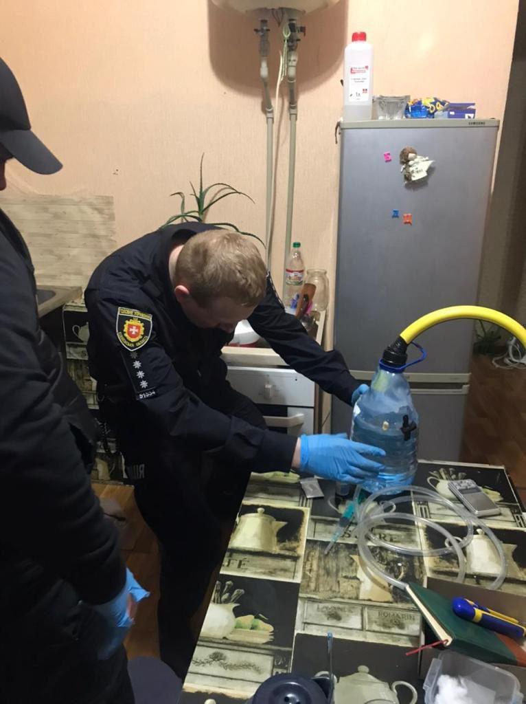 У Рівному поліцейські вилучили наркотики та обладнання для їх виготовлення