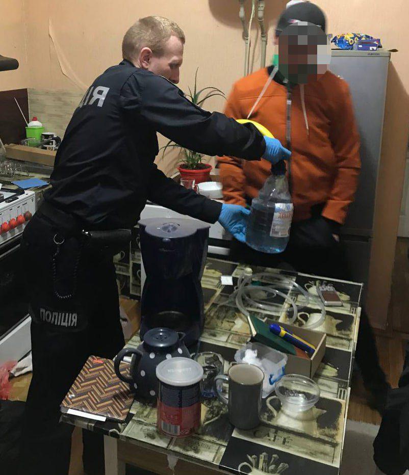 У Рівному поліцейські вилучили наркотики та обладнання для їх виготовлення