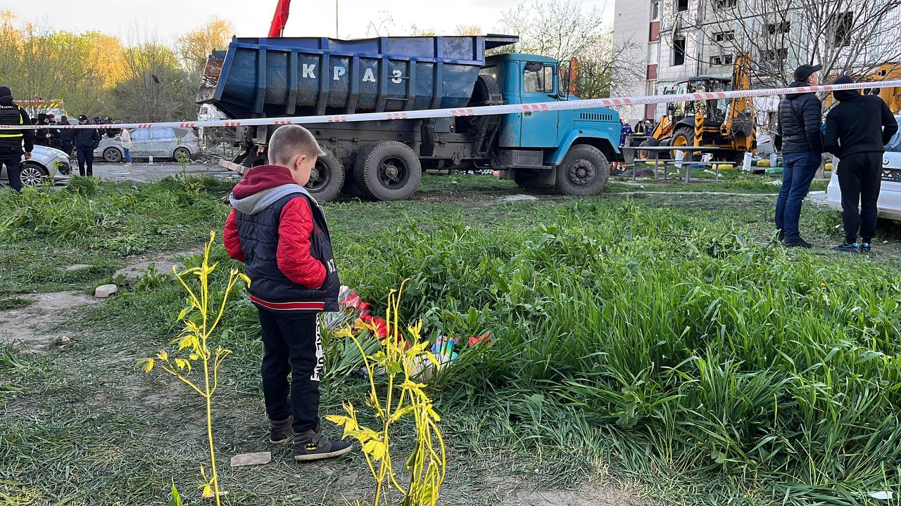 На місце удару в Умані приносять квіти.