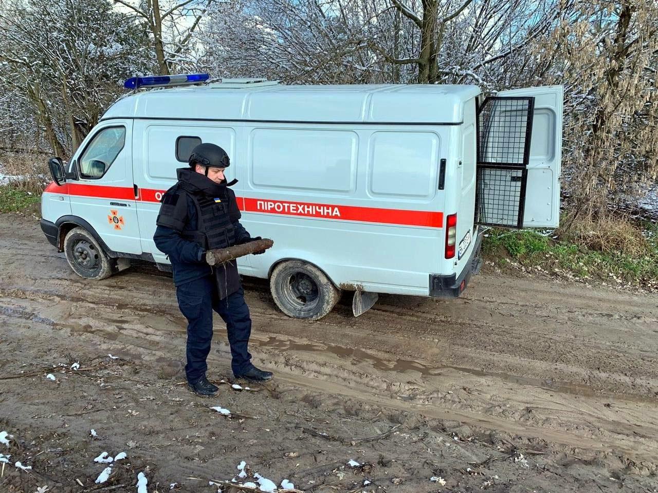 Біля с. Дерев&#8217;яне піротехніки знищили снаряди часів Другої світової війни