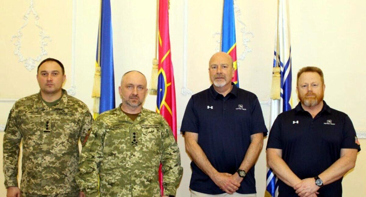 Генерал-лейтенант Олександр Павлюк і полковник Руслан Берегуля з представниками компанії Tetra Tech.