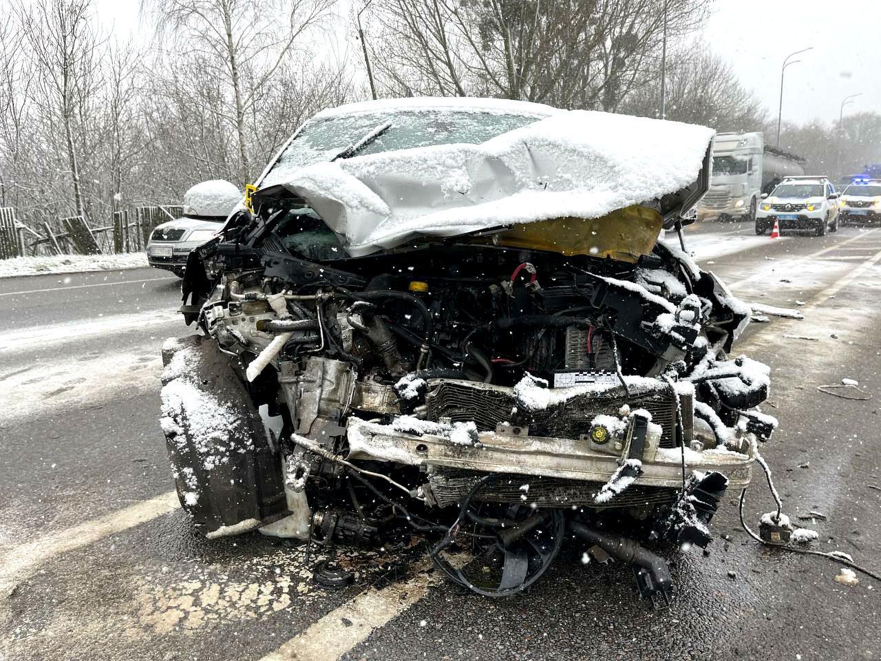 На Дубенщині внаслідок зіткнення чотирьох авто постраждали четверо осіб, серед яких малолітня дитина
