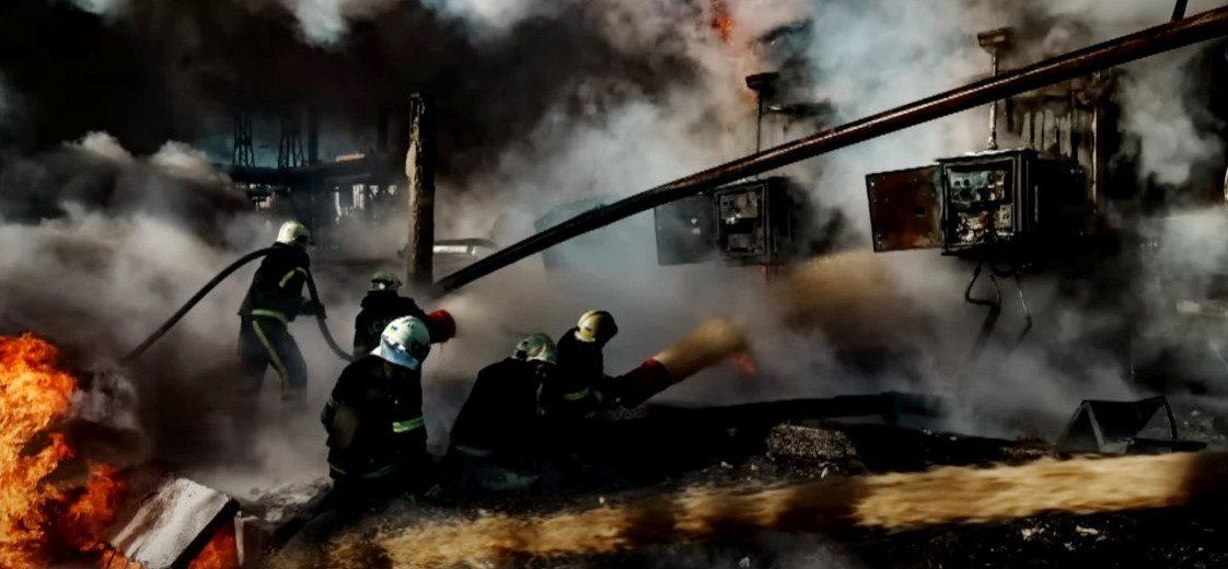 Бригада гасить полум'я після ракетного удару.
