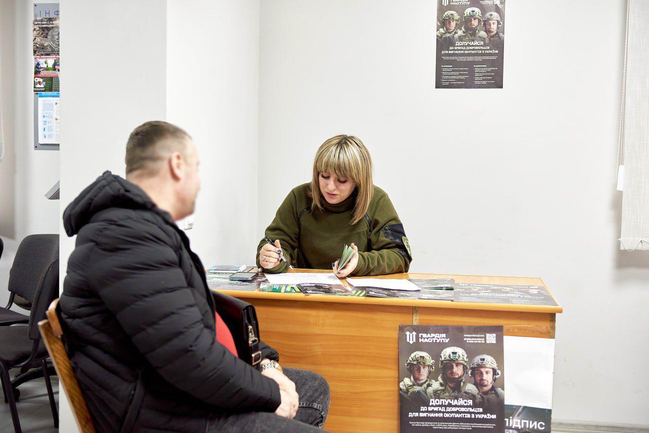 Записують добровольців.