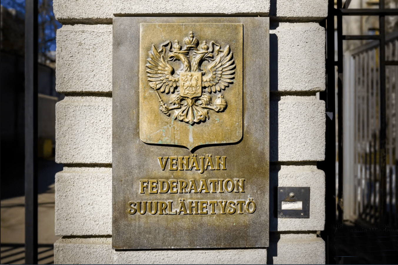 журналісти розкрили імена десятків російських дипломатів які працюють на розвідку