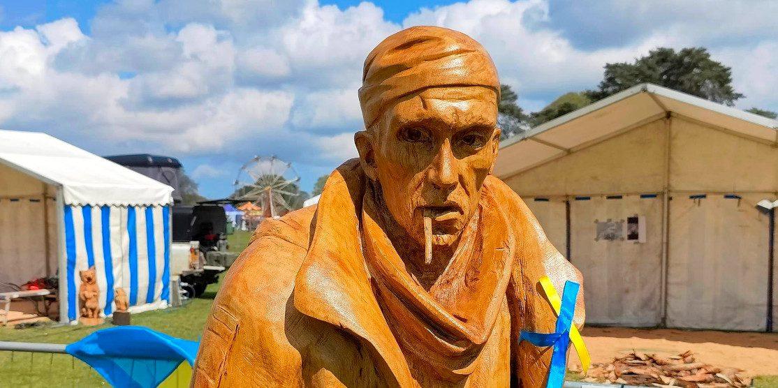 Різьбяр із Закарпаття створив скульптуру Олександра Мацієвського