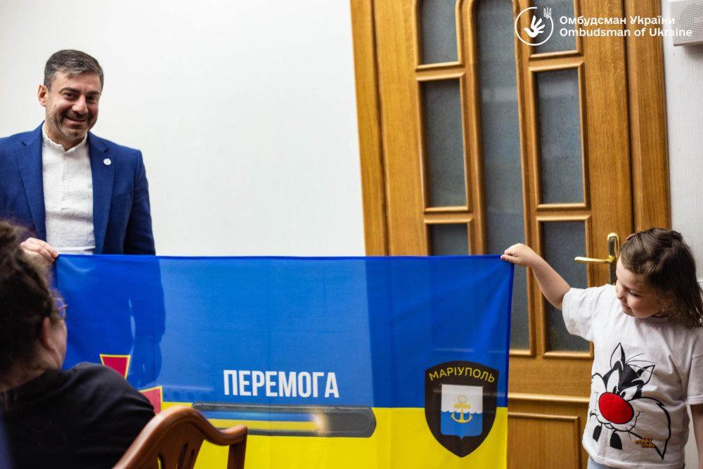 6-річна дівчинка тримає з Дмитром Лубінцем прапор України.
