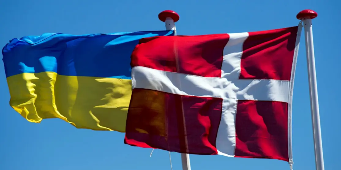 Прапори Данії й України.