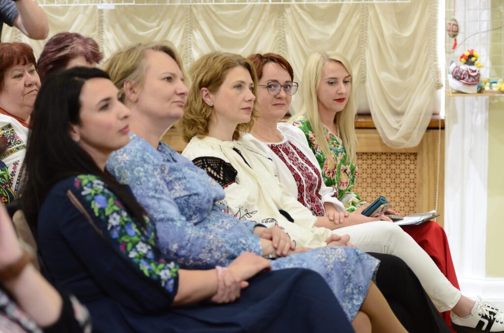 Незламні матері У залі