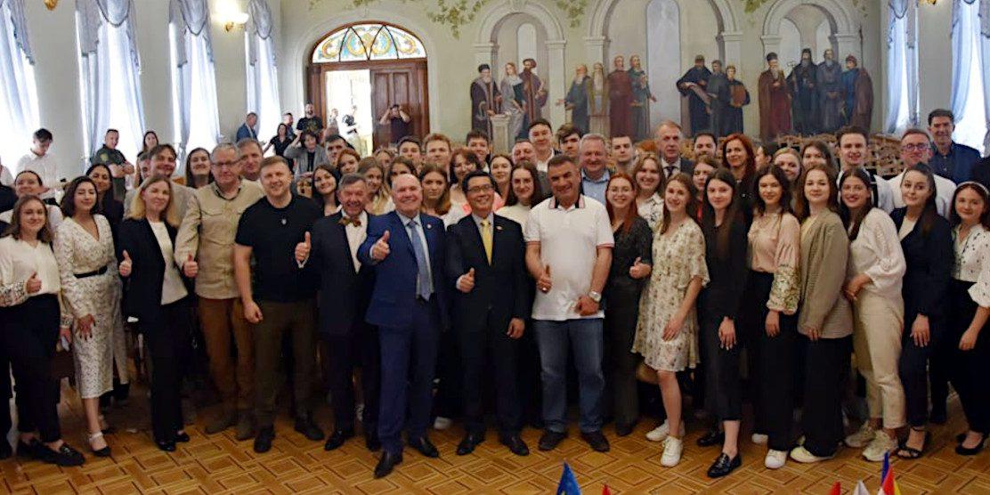 Учасники Міжнародного дипломатичного форуму в Острозькій академії.