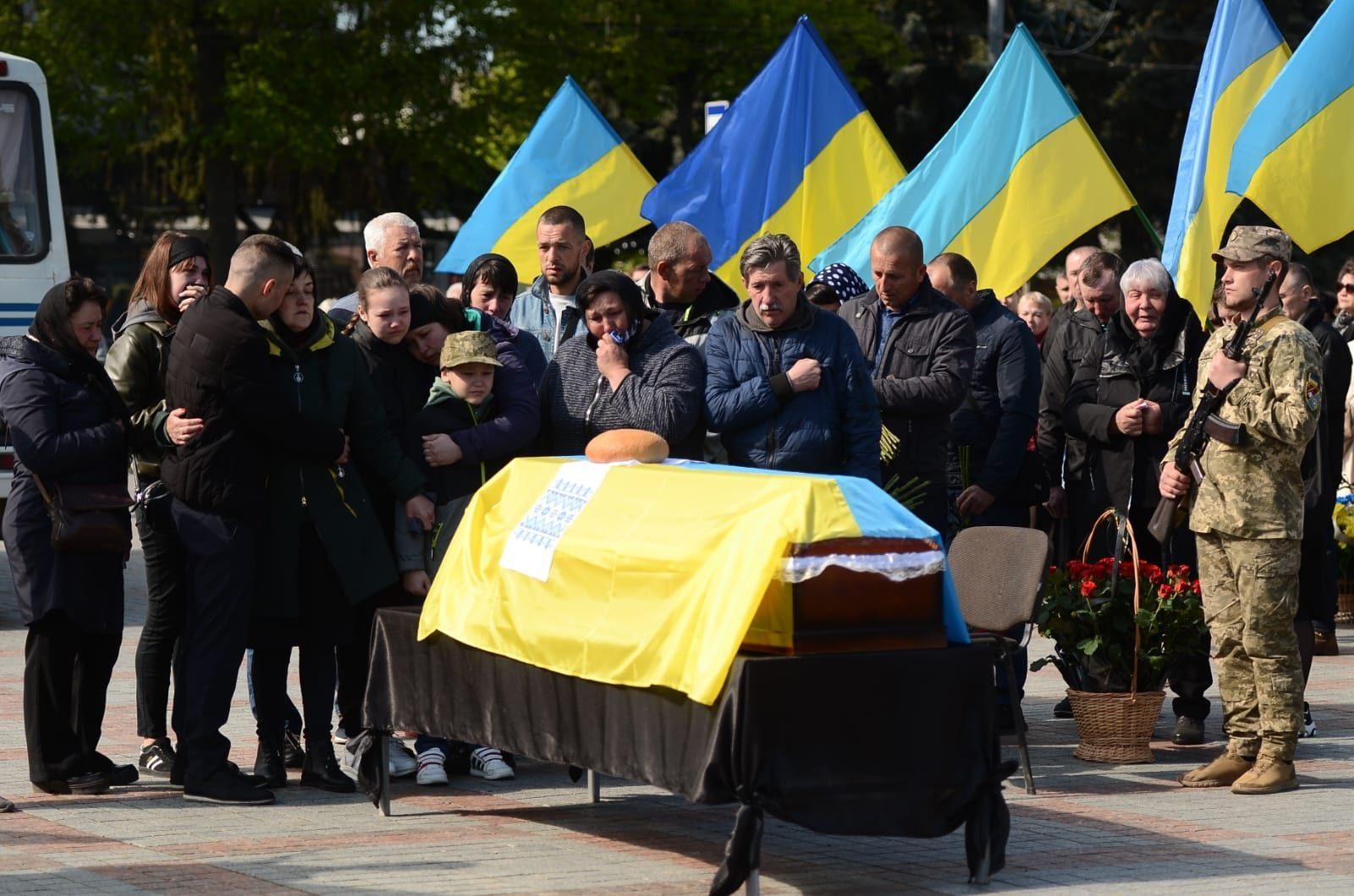 Сьогодні у Рівному попрощались з Героєм, який боронив нашу незалежність до останнього подиху&#8230;
