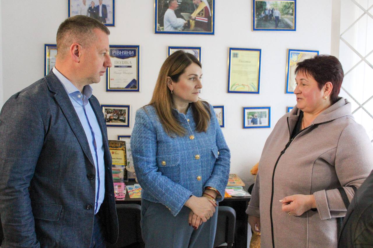У Рівному волонтери ГО “Рівне Разом” привітали мам загиблих воїнів з прийдешнім святом Матері