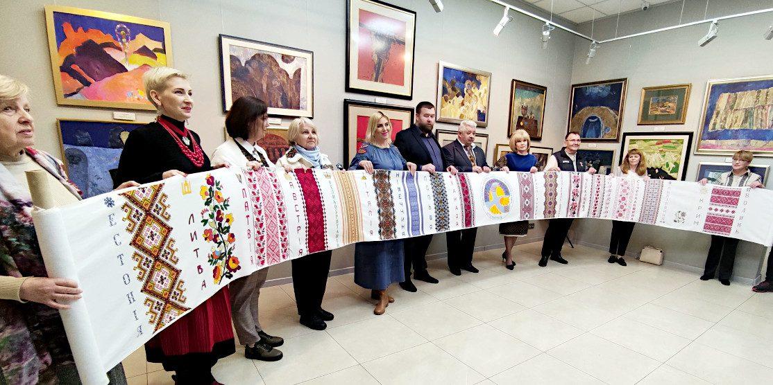Міжнародний вишитий рушник-єднання «Цвіт вишиванки».