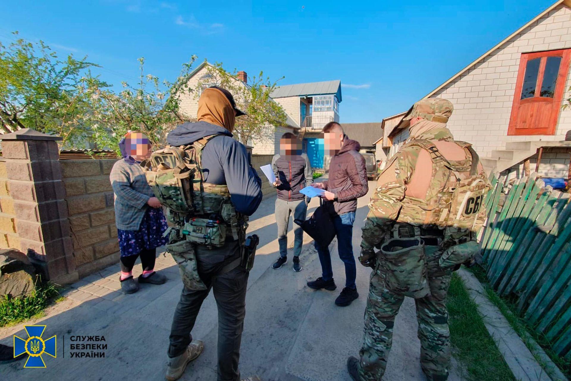 СБУ Рівненщини розкрила злочинну схему виїзду осіб призивного віку за кордон4