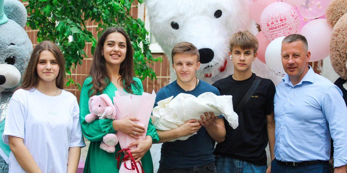 У Секретаря Рівнеради народилася онука У Секретаря Рівнеради народилася онука