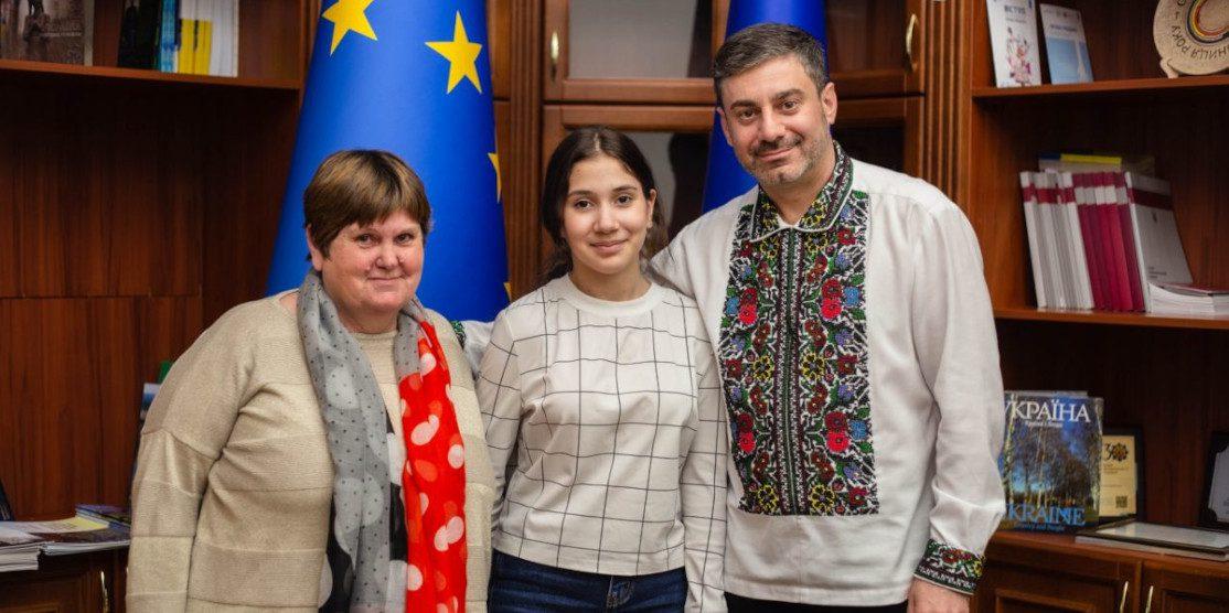 Вероніка з бабусею і Дмитро Лубінцем.