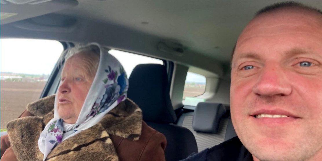 Неочікувана допомога: внучка здивувалася, коли бабусю привезла поліція