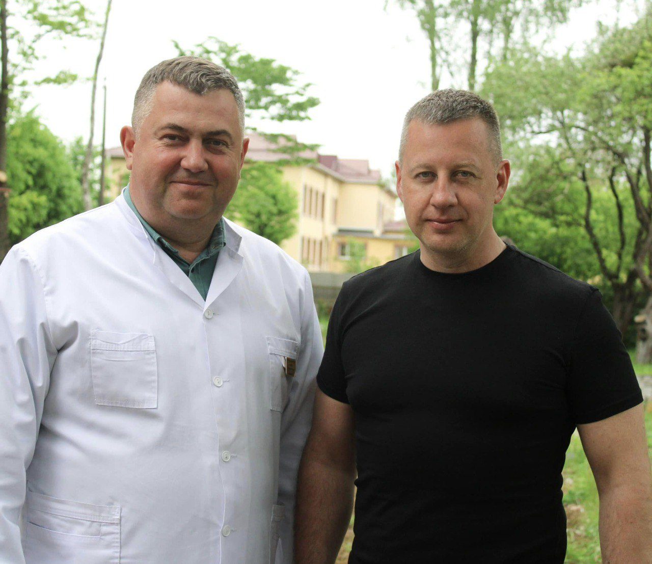 На благодійному пікніку.