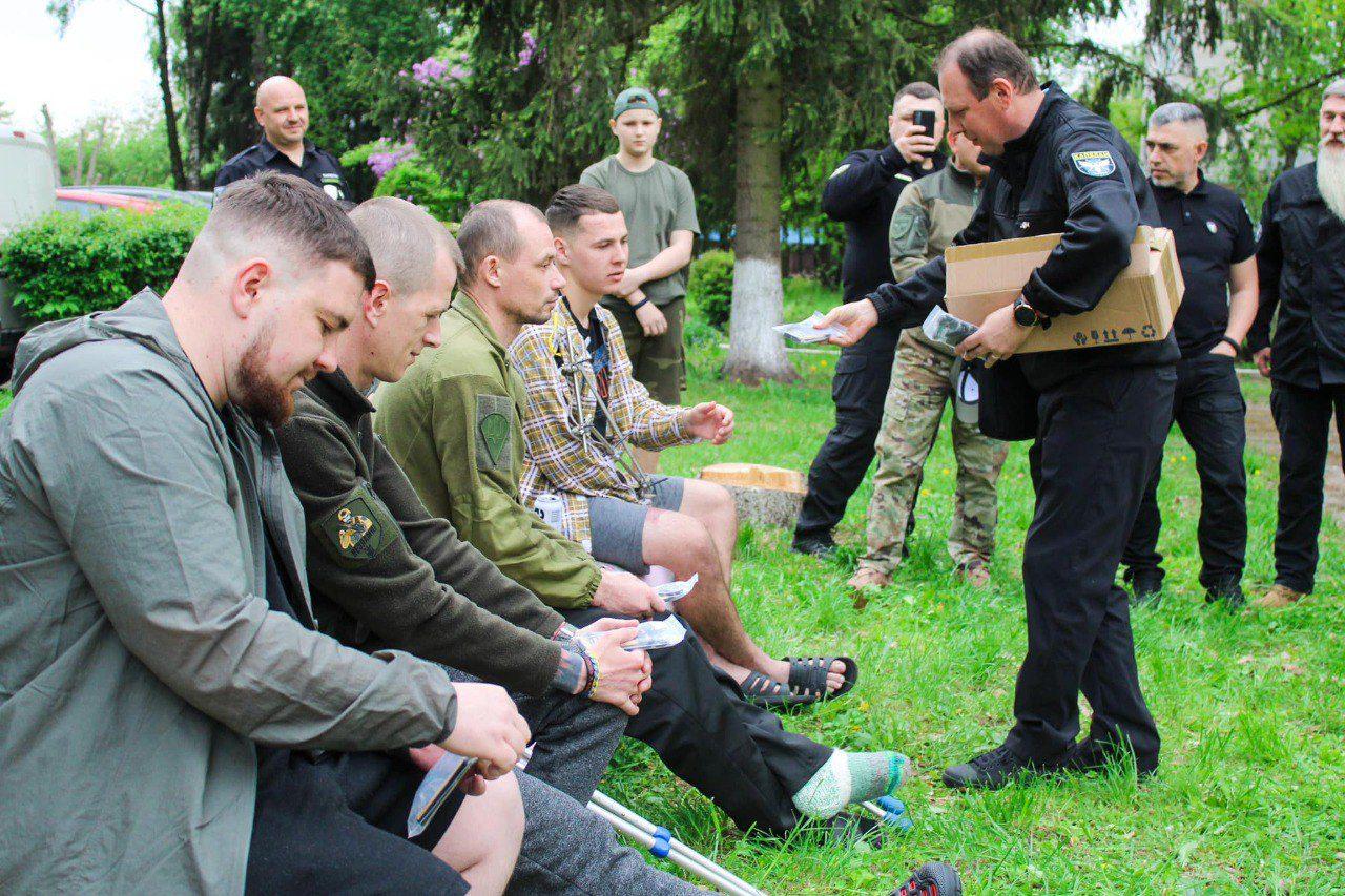 На благодійному пікніку.