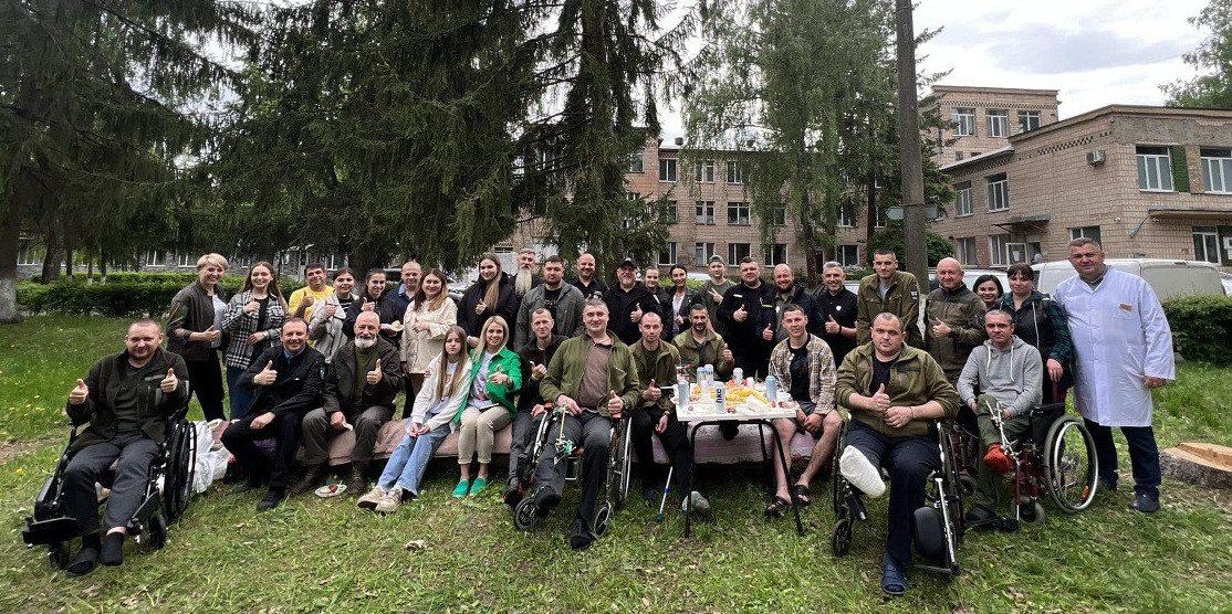 На благодійному пікніку.