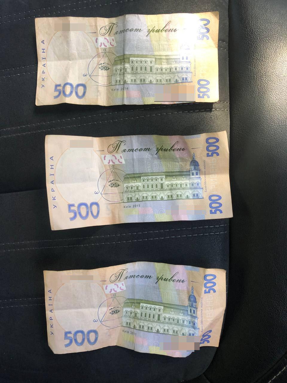 Намагався дати хабар та користування підробленим посвідченням