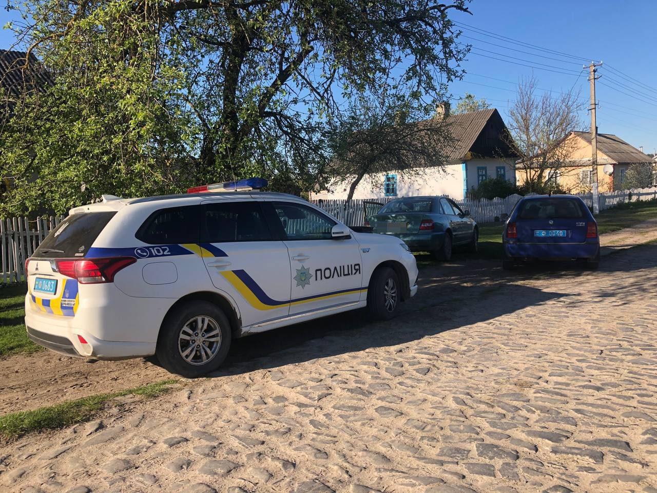 Намагався дати хабар та користування підробленим посвідченням